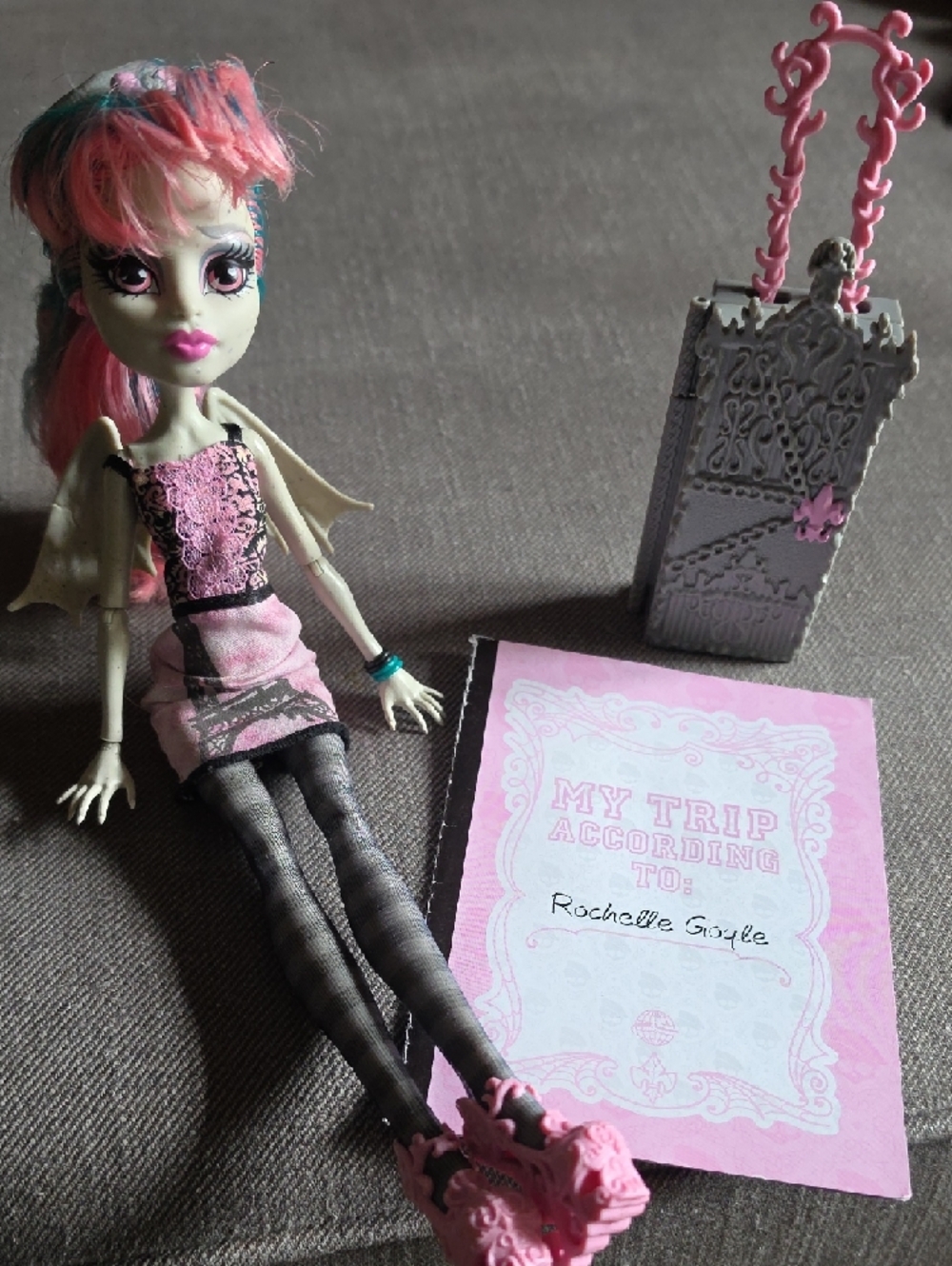 Monster High Doll- Rochell Goyle - Picture 5 of 7